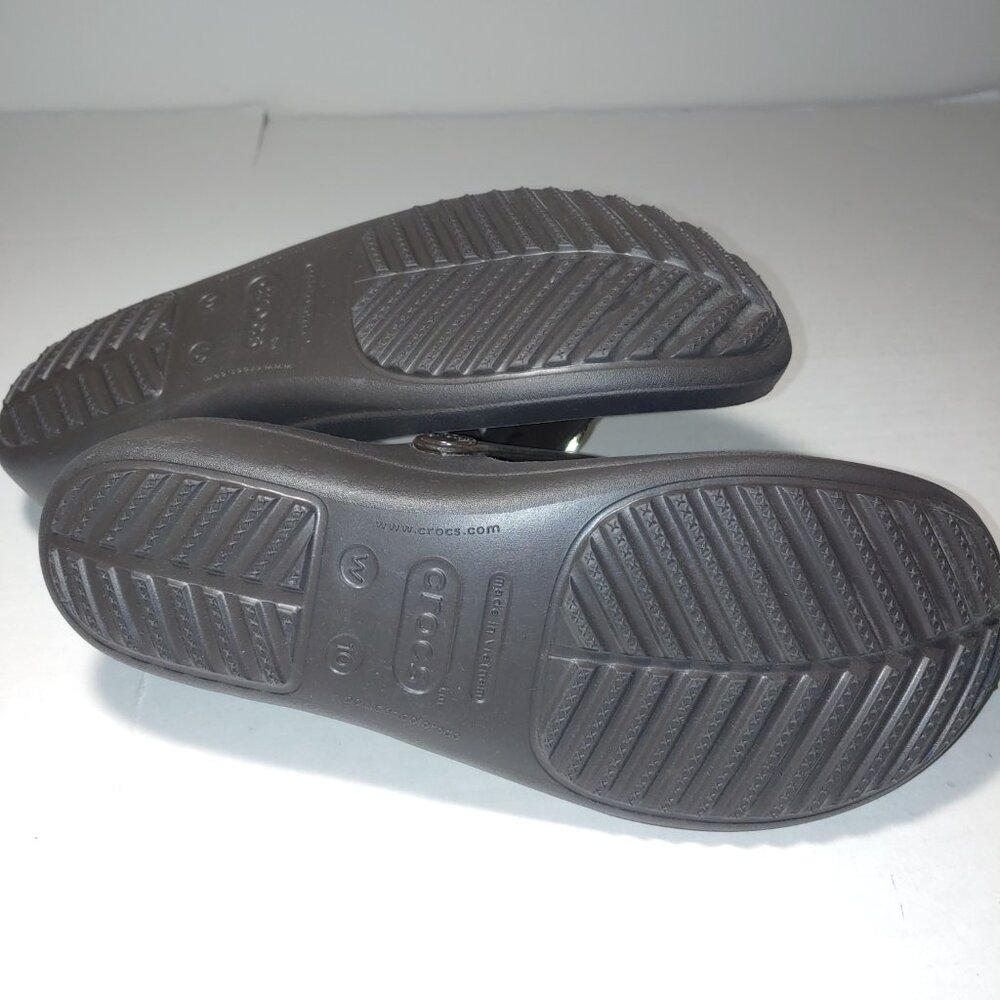 Crocs Dual Comfort Gold Tone Medallion Black Wedge Flip Flop Sandals Sz 10 - Picture 6 of 7